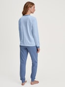 Damen-Model trägt Bündchen-Pyjama aus 100% Baumwolle in Blau, Gestreift aus Serie Midnight Stripes von CALIDA, Rückansicht