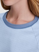 Damen-Model trägt Bündchen-Pyjama aus 100% Baumwolle in Blau, Gestreift aus Serie Midnight Stripes von CALIDA, Detail