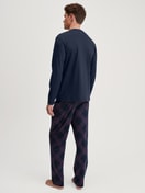 Herren-Model trägt Pyjama, lang aus 100% Baumwolle in Blau, Gemustert aus Serie Relax Comfy 4 von CALIDA, Rückansicht
