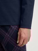 Herren-Model trägt Pyjama, lang aus 100% Baumwolle in Blau, Gemustert aus Serie Relax Comfy 4 von CALIDA, Detail