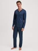 Herren-Model trägt Pyjama, lang aus Baumwolle in Blau, Einfarbig aus Serie Relax Superlight von CALIDA, Vorderansicht