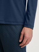 Herren-Model trägt Pyjama, lang aus Baumwolle in Blau, Einfarbig aus Serie Relax Superlight von CALIDA, Detail