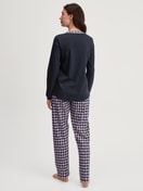 Damen-Model trägt Pyjama, lang aus 100% Baumwolle in Blau, Kariert aus Serie Family & Friends von CALIDA, Rückansicht