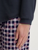 Damen-Model trägt Pyjama, lang aus 100% Baumwolle in Blau, Kariert aus Serie Family & Friends von CALIDA, Detail