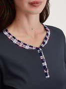 Damen-Model trägt Pyjama, lang aus 100% Baumwolle in Blau, Kariert aus Serie Family & Friends von CALIDA, Detail