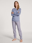 Damen-Model trägt Bündchen-Pyjama aus 100% Baumwolle in Violett, Gemustert aus Serie Nightwear Xtra von CALIDA, Vorderansicht