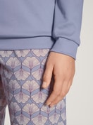 Damen-Model trägt Bündchen-Pyjama aus 100% Baumwolle in Violett, Gemustert aus Serie Nightwear Xtra von CALIDA, Detail
