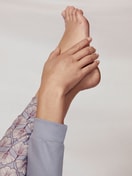 Damen-Model trägt Bündchen-Pyjama aus 100% Baumwolle in Violett, Gemustert aus Serie Nightwear Xtra von CALIDA, Detail