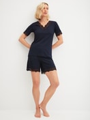 Damen-Model trägt Kurz-Pyjama aus Modal in Blau, Spitze aus Serie Elegant Dreams von CALIDA, Vorderansicht