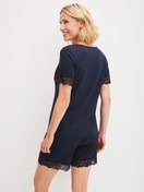 Damen-Model trägt Kurz-Pyjama aus Modal in Blau, Spitze aus Serie Elegant Dreams von CALIDA, Rückansicht