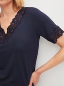 Damen-Model trägt Kurz-Pyjama aus Modal in Blau, Spitze aus Serie Elegant Dreams von CALIDA, Detail