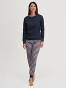 Damen-Model trägt Bündchen-Pyjama aus 100% Baumwolle in Blau, Kariert aus Serie Family & Friends von CALIDA, Vorderansicht