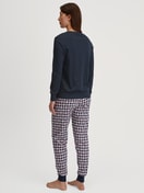 Damen-Model trägt Bündchen-Pyjama aus 100% Baumwolle in Blau, Kariert aus Serie Family & Friends von CALIDA, Rückansicht