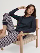 Damen-Model trägt Bündchen-Pyjama aus 100% Baumwolle in Blau, Kariert aus Serie Family & Friends von CALIDA, Zusatzbild