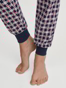 Damen-Model trägt Bündchen-Pyjama aus 100% Baumwolle in Blau, Kariert aus Serie Family & Friends von CALIDA, Detail