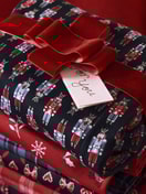 Damen - Bündchen-Pyjama aus 100% Baumwolle in Blau, Kariert aus Serie Family & Friends von CALIDA, Detail