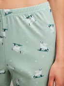 Damen-Model trägt Pyjama, lang aus 100% Baumwolle in Grün, Gemustert aus Serie Cat Dreams von CALIDA, Detail