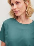 La modella / Il modello Donna indossa Pigiama corto in 100% cotone di colore Turchese, Floreale, della serie Botanic Dreams di CALIDA, Dettaglio