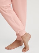 Damen-Model trägt Frottee Bündchen-Pyjama aus Baumwolle in Rosa, Gestreift aus Serie Soft Dreams von CALIDA, Detail