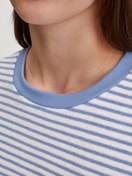 Damen-Model trägt Frottee Bündchen-Pyjama aus Baumwolle in Blau, Gestreift aus Serie Soft Dreams von CALIDA, Detail