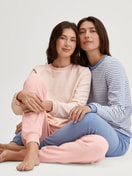 Damen-Model trägt Frottee Bündchen-Pyjama aus Baumwolle in Blau, Gestreift aus Serie Soft Dreams von CALIDA, Zusatzbild