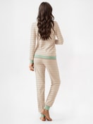 Damen-Model trägt Frottee Bündchen-Pyjama aus Baumwolle in Grün, Gestreift aus Serie Nightwear Xtra von CALIDA, Rückansicht