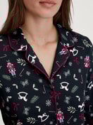 Damen-Model trägt Pyjama mit Knöpfen aus 100% Baumwolle in Blau, Gemustert aus Serie Family & Friends von CALIDA, Detail