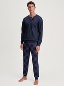 Herren-Model trägt Bündchen-Pyjama aus 100% Baumwolle in Blau, Gemustert aus Serie Relax Comfy 4 von CALIDA, Vorderansicht