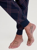 Herren-Model trägt Bündchen-Pyjama aus 100% Baumwolle in Blau, Gemustert aus Serie Relax Comfy 4 von CALIDA, Detail