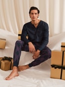 Herren-Model trägt Bündchen-Pyjama aus 100% Baumwolle in Blau, Gemustert aus Serie Relax Comfy 4 von CALIDA, Vorderansicht