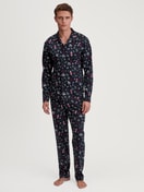 Herren-Model trägt Pyjama mit Knöpfen aus 100% Baumwolle in Blau, Gemustert aus Serie Family & Friends von CALIDA, Vorderansicht