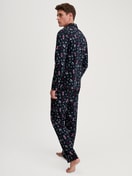 Herren-Model trägt Pyjama mit Knöpfen aus 100% Baumwolle in Blau, Gemustert aus Serie Family & Friends von CALIDA, Rückansicht