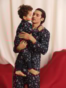 Herren-Model trägt Pyjama mit Knöpfen aus 100% Baumwolle in Blau, Gemustert aus Serie Family & Friends von CALIDA, Zusatzbild