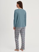 Damen-Model trägt Pyjama, lang aus 100% Baumwolle in Blau, Gemustert aus Serie Autumn Dreams von CALIDA, Rückansicht