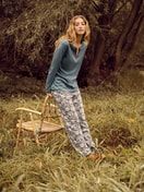 Damen-Model trägt Pyjama, lang aus 100% Baumwolle in Blau, Gemustert aus Serie Autumn Dreams von CALIDA, Zusatzbild