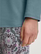 Damen-Model trägt Pyjama, lang aus 100% Baumwolle in Blau, Gemustert aus Serie Autumn Dreams von CALIDA, Detail