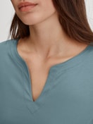 Damen-Model trägt Pyjama, lang aus 100% Baumwolle in Blau, Gemustert aus Serie Autumn Dreams von CALIDA, Detail