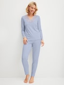 Le mannequin Femme porte le/la Pyjama, longue en TENCEL™ de couleur Bleu, Dentelle, de la série Season Special de CALIDA, Vue de face
