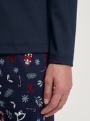 Herren-Model trägt Pyjama, lang aus 100% Baumwolle in Blau, Gemustert aus Serie Family & Friends von CALIDA, Detail