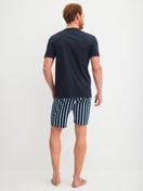Le mannequin Homme porte le/la Pyjama court en 100% coton de couleur Bleu, Rayée, de la série Relax Choice de CALIDA, Vue arrière