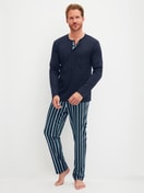 Herren-Model trägt Pyjama lang aus 100% Baumwolle in Blau, Gestreift aus Serie Relax Choice von CALIDA, Vorderansicht