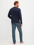 Herren-Model trägt Pyjama lang aus 100% Baumwolle in Blau, Gestreift aus Serie Relax Choice von CALIDA, Rückansicht