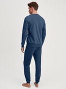 Herren-Model trägt Bündchen-Pyjama aus 100% Baumwolle in Blau, Motiv aus Serie Relax Ski Resort von CALIDA, Rückansicht