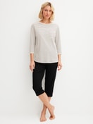 Damen-Model trägt 3/4-Pyjama aus 100% Baumwolle in Beige, Gestreift aus Serie Sweet Dreams von CALIDA, Vorderansicht