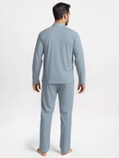 Herren-Model trägt Pyjama mit Knöpfen aus Lyocell in Blau, Einfarbig aus Serie Nightwear Xtra von CALIDA, Rückansicht