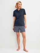 Damen-Model trägt Kurz-Pyjama aus 100% Baumwolle in Blau, Gemustert aus Serie Daylight Dreams von CALIDA, Vorderansicht