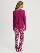 Damen-Model trägt Pyjama, lang aus 100% Baumwolle in Violett, Floral aus Serie Sweet Dreams von CALIDA, Rückansicht