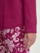 Damen-Model trägt Pyjama, lang aus 100% Baumwolle in Violett, Floral aus Serie Sweet Dreams von CALIDA, Detail