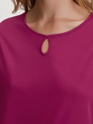 Damen-Model trägt Pyjama, lang aus 100% Baumwolle in Violett, Floral aus Serie Sweet Dreams von CALIDA, Detail