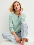 La modella / Il modello Donna indossa Pigiami, lunghi in 100% cotone di colore Turchese, Modello, della serie Sweet Dreams di CALIDA, Immagine aggiuntiva